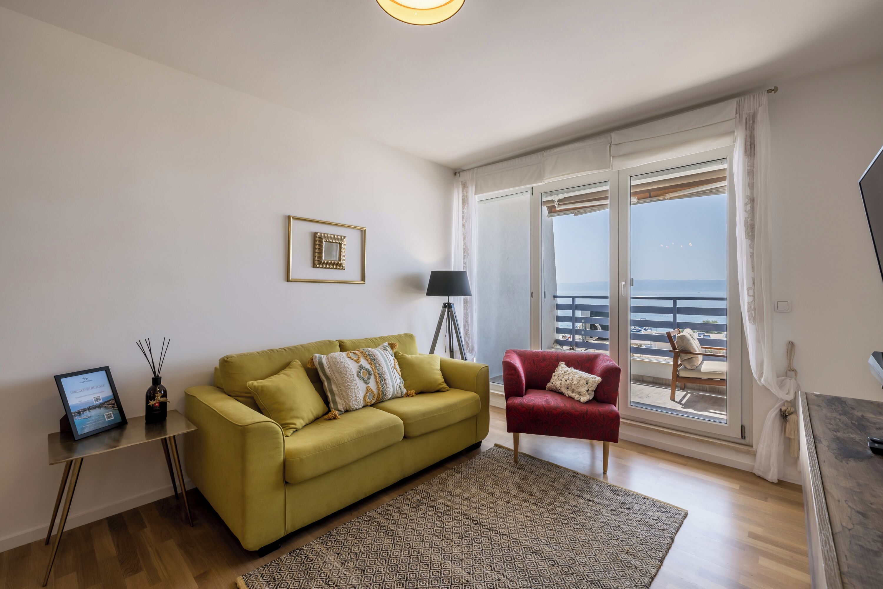 Deluxe Apartment | Living area | 36-inch flat-screen TV with cable channels