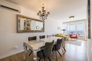 Deluxe Apartment | Dining room