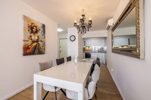 Deluxe Apartment | Dining room