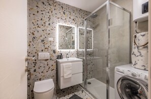 Luxury Apartment | Bathroom | Shower, towels, soap, toilet paper