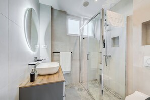 Apartment | Badezimmer | Dusche, Haartrockner, Handtücher, Seife