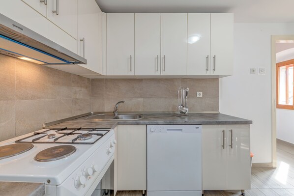 Apartment | Private kitchen | Fridge, stovetop, dishwasher, electric kettle - Diocletian'S Corner, Three Bedroom Apartment (Solin)