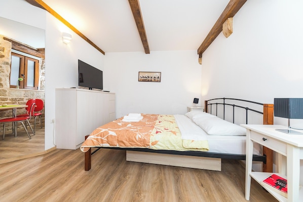 Tabla de planchar con plancha, cunas, wifi gratis y ropa de cama