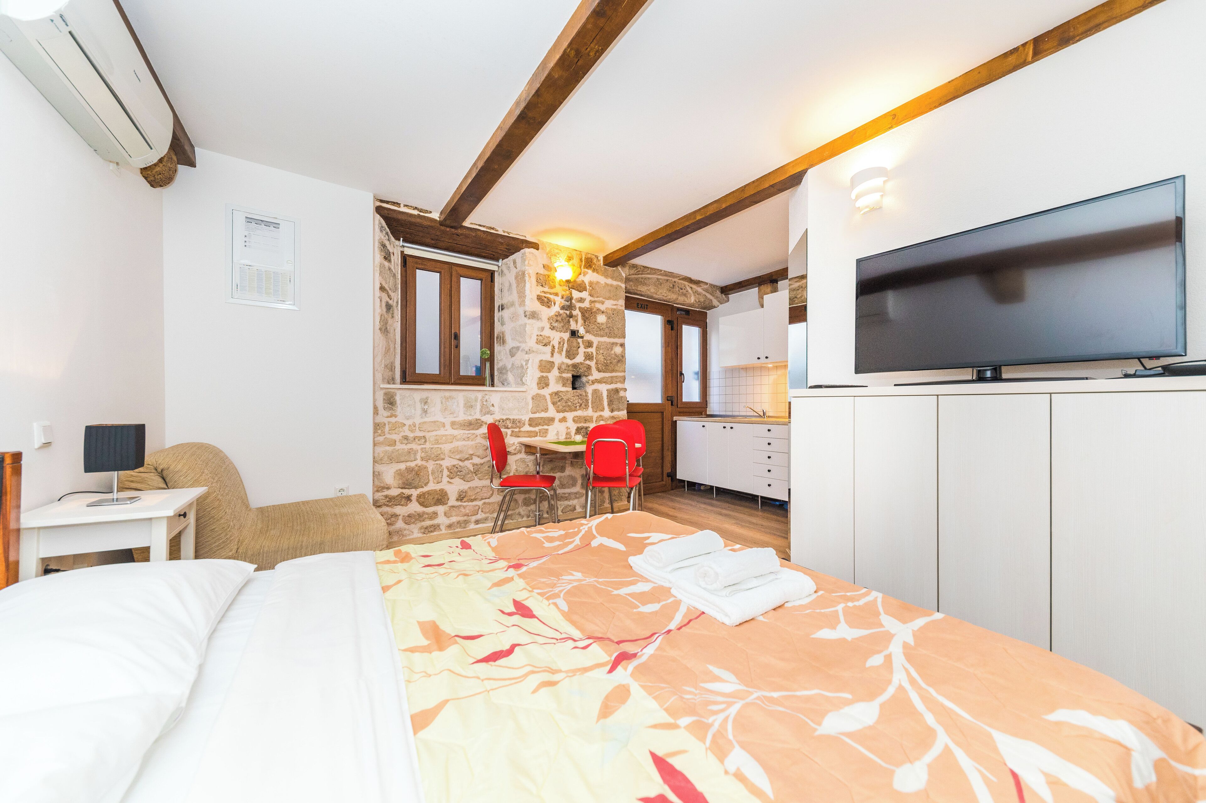 Studio | Iron/ironing board, cribs/infant beds, free WiFi, bed sheets