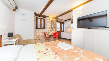 Studio | Iron/ironing board, cribs/infant beds, free WiFi, bed sheets