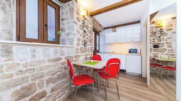 Studio | Living area | 26-inch flat-screen TV with cable channels