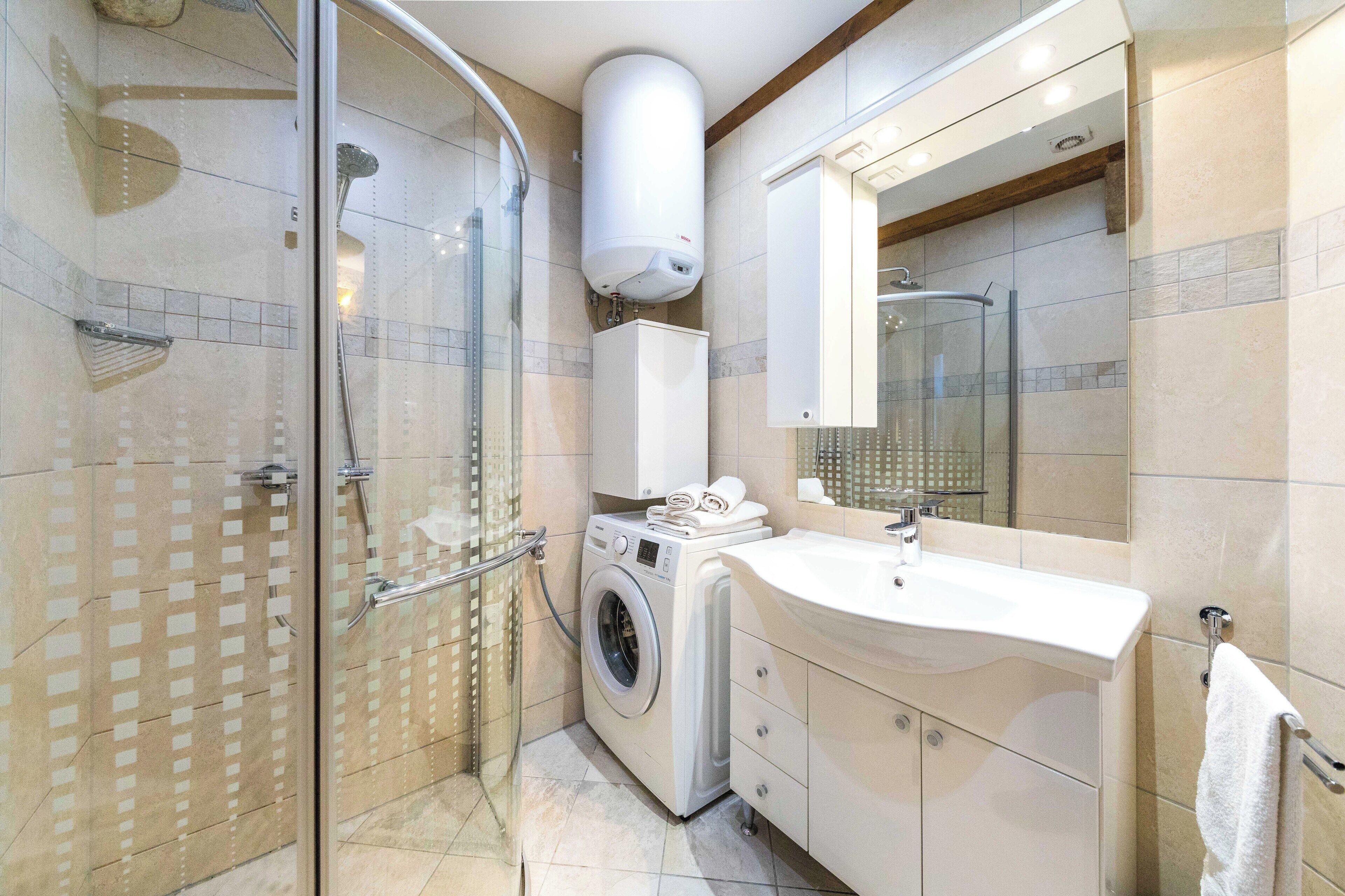 Studio | Bathroom | Shower, hair dryer, towels, soap