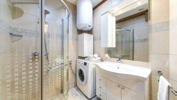 Studio | Bathroom | Shower, hair dryer, towels, soap