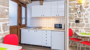 Studio | Dapur pribadi | Lemari es kecil, microwave, kompor, dan pemanggang roti