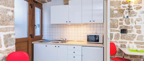 Estudio | Cocina privada | Frigobar, microondas, parrilla de estufa y tostadora