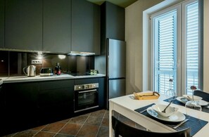 Departamento | Cocina privada | Refrigerador, parrilla de estufa, lavavajillas y cafetera y tetera 