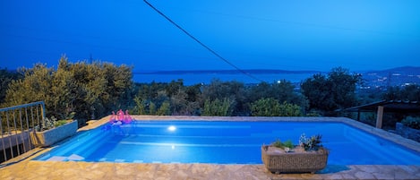 Een seizoensgebonden buitenzwembad