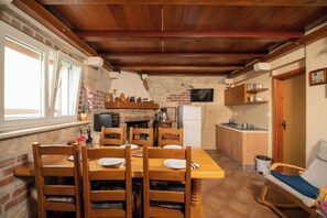 ハウス | 専用キッチン | 冷蔵庫、電子レンジ、コンロ、食器洗い機