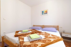 Tabla de planchar con plancha, cunas, wifi gratis y ropa de cama