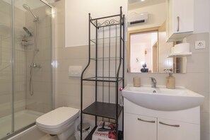 Apartment | Bathroom | Shower, towels, soap, toilet paper