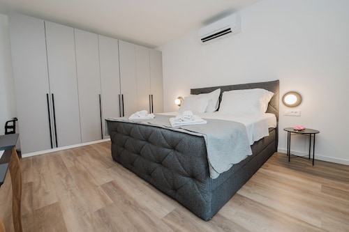 Koi Deluxe, Urban Two Bedroom Oasis