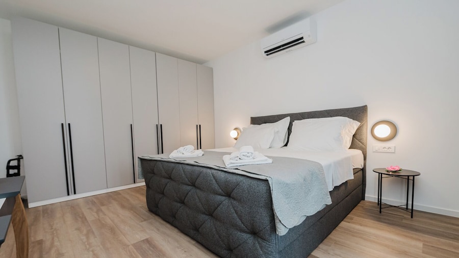 Koi Deluxe, Urban Two Bedroom Oasis