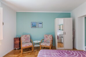 Living area - Lady, Cute Studio In Quiet Area (Split)