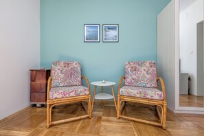 Studio | Wohnbereich | 26-Zoll-Flachbildfernseher mit Kabelempfang