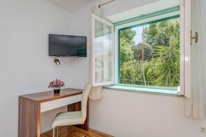 Iron/ironing board, cots/infant beds, free WiFi, bed sheets - Lady, Cute Studio In Quiet Area (Split)