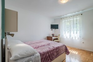 Studio | Iron/ironing board, cots/infant beds, free WiFi, bed sheets