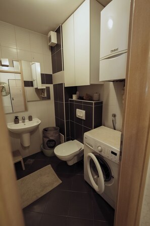 Apartment | Bathroom | Bathtub, hair dryer, towels, soap - Lola Suite, One Bedroom Place With Free Parking (Zagreb)