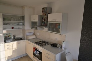 شقة | مطبخ خاص | ثلاجة، فرن، موقد طهي مسطح، غسالة أطباق