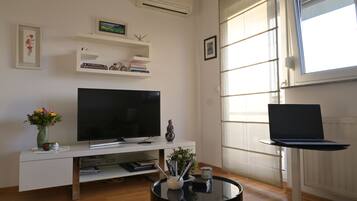 Lejlighed | Opholdsområde | 30-tommers fladskærms-tv med kabelkanaler