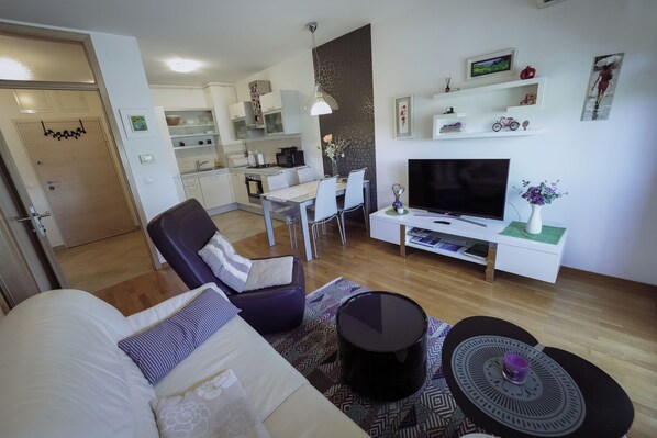 Appartement | Coin séjour | Télévision à écran plat de 30 pouces avec chaßnes par cùble
