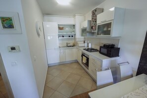 Apartment | Private kitchen | Fridge, oven, stovetop, dishwasher - Lola Suite, One Bedroom Place With Free Parking (Zagreb)