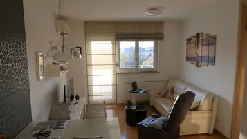 Lejlighed | Opholdsområde | 30-tommers fladskærms-tv med kabelkanaler