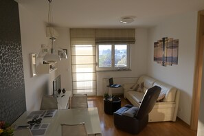 Living area - Lola Suite, One Bedroom Place With Free Parking (Split)