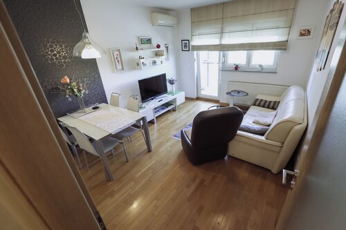 Lola Suite, One Bedroom Place With Free Parking