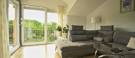 Villa | Coin séjour | Télévision à écran plat de 36 pouces avec chaînes par câble