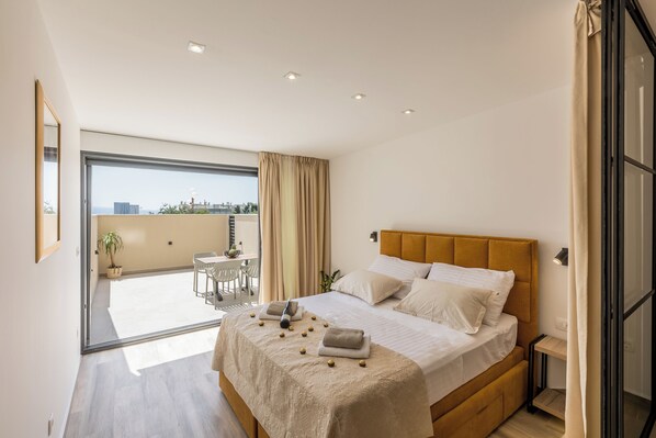 Deluxe Studio | Iron/ironing board, cribs/infant beds, free WiFi, bed sheets