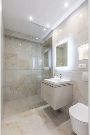 Comfort Apartment | Bathroom | Hair dryer, towels, toilet paper
