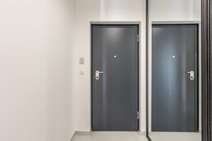 شقة مريحة | منطقة المعيشة | تلفزيون بشاشة مسطحة بحجم 56-سم يعرض قنوات تلفزيونية باشتراك مدفوع