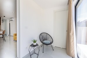 شقة مريحة | منطقة المعيشة | تلفزيون بشاشة مسطحة بحجم 56-سم يعرض قنوات تلفزيونية باشتراك مدفوع