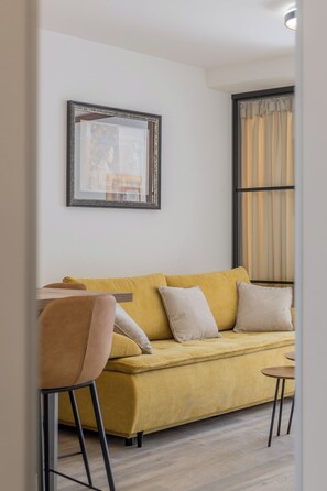 Deluxe Studio | Living area | 56-cm flat-screen TV with cable channels