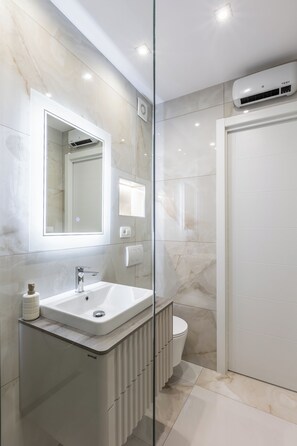 Comfort Apartment | Bathroom | Hair dryer, towels, toilet paper