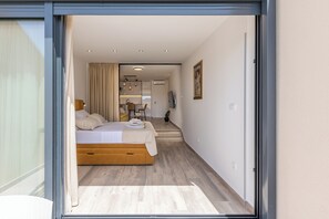 Deluxe Studio | Iron/ironing board, cribs/infant beds, free WiFi, bed sheets