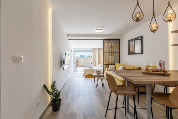 Deluxe Studio | Living area | 56-cm flat-screen TV with cable channels