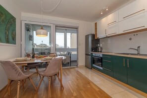 Apartamento | Cocina privada | Frigorífico, horno, placa de cocina y lavavajillas