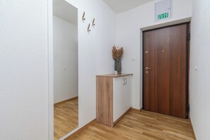 Apartment | Wohnbereich | 26-Zoll-LCD-Fernseher mit Kabelempfang