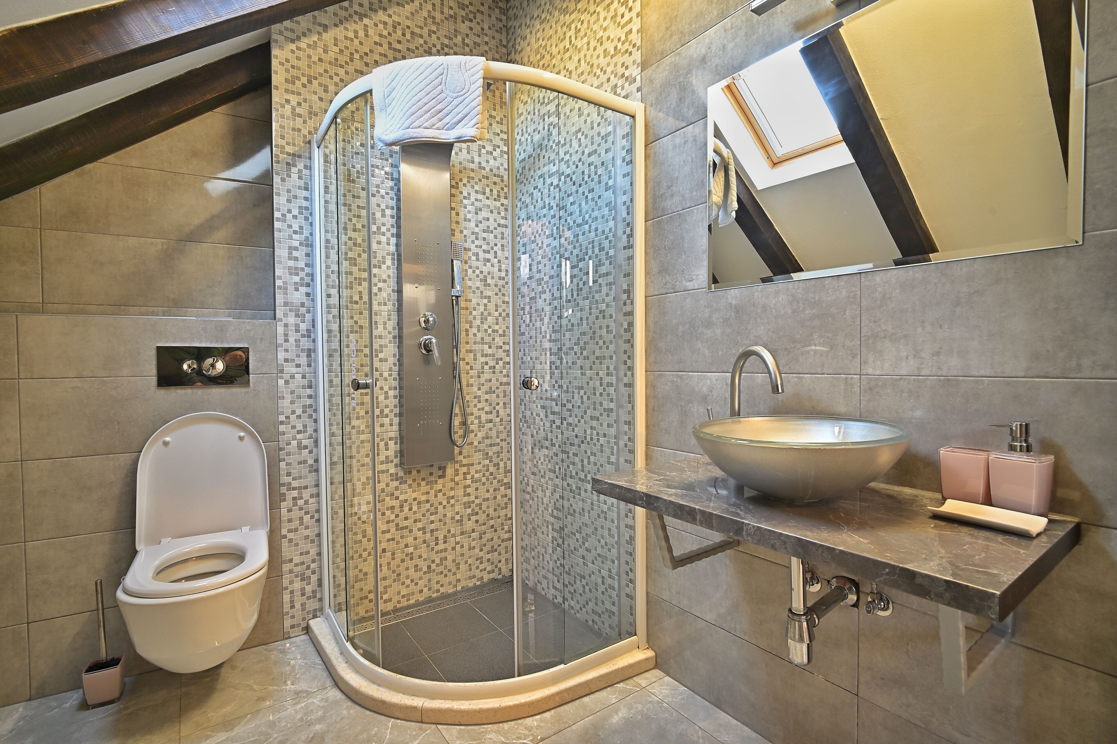 Studio Standard | Salle de bain | Douche, séchoir à cheveux, serviettes fournies, savon