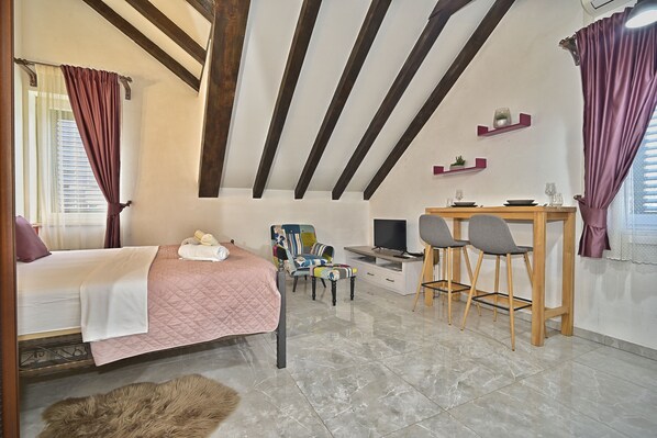 Studio Classique | Coin séjour | Télévision à écran plat de 36 pouces avec chaînes par câble