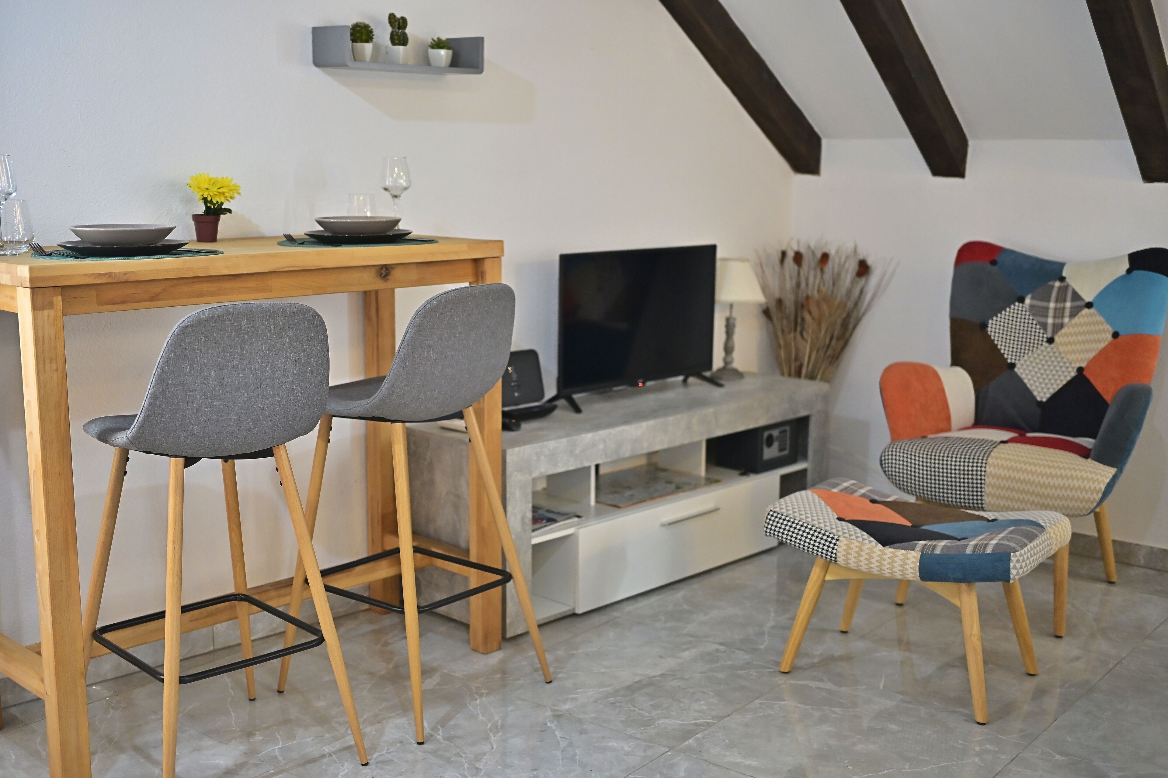 Standard Studio | Ruang tamu | 36 inci televisyen skrin rata dengan kabel 