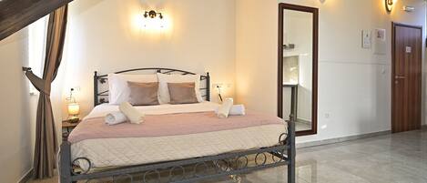 Standard Studio | Iron/ironing board, cribs/infant beds, free WiFi, bed sheets