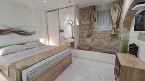 Tabla de planchar con plancha, cunas, wifi gratis y ropa de cama