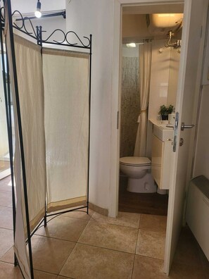 Studio | Badrum | Dusch, hårtork, handdukar och tvål